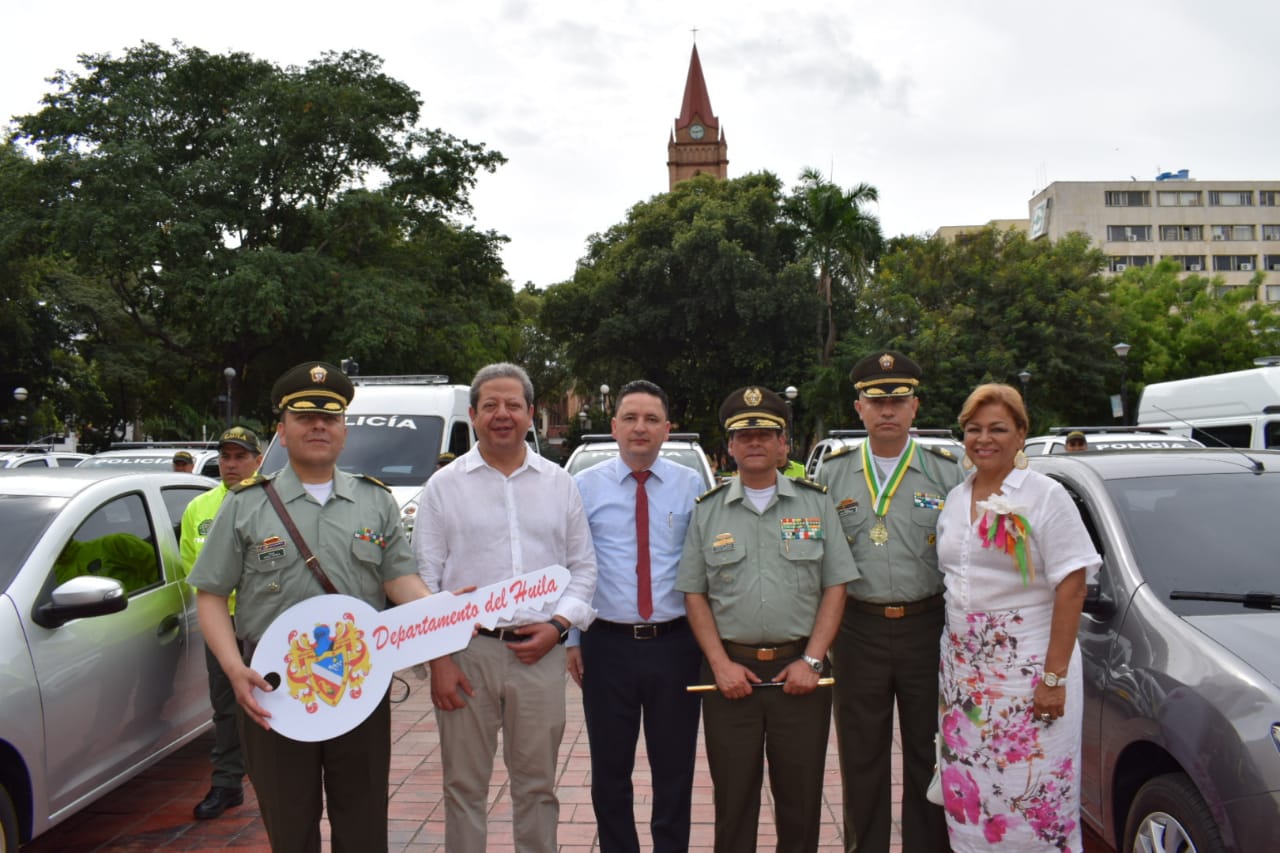 Coronel Harold Mauricio Barrera Gantiva, nuevo comandante Policía Huila; Gobernador del Huila, Luis Enrique Dussán, Franky Vega, Secretario de Gobierno del Huila; Brigadier General Juan Alberto Libreros, Coronel Juan Carlos Restrepo Moscoso y la Senadora Esperanza Andrade.